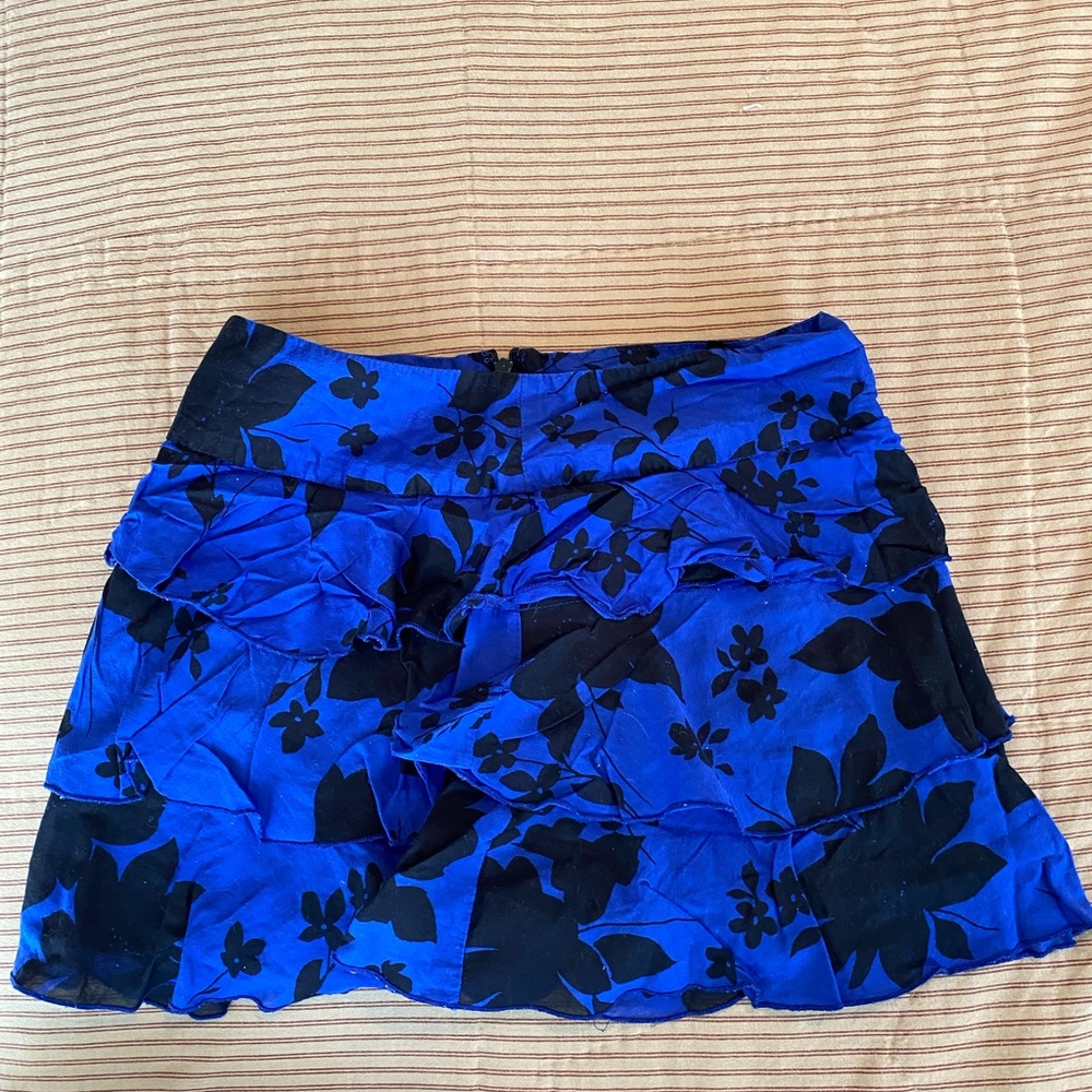 Express Tier Ruffled Lined Mini Skirt. Blue with black floral print. Size 0.